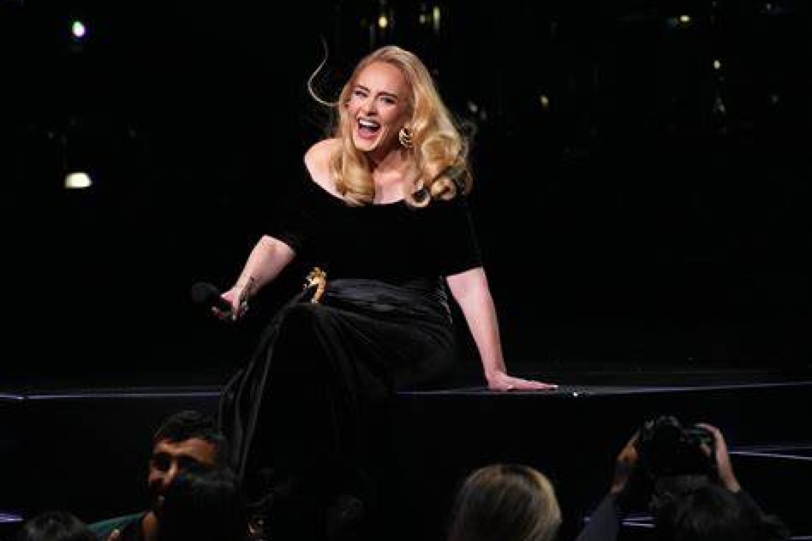 OMONDO CULTURE - Adele surprend ses fans avec un concert impromptu à Las Vegas